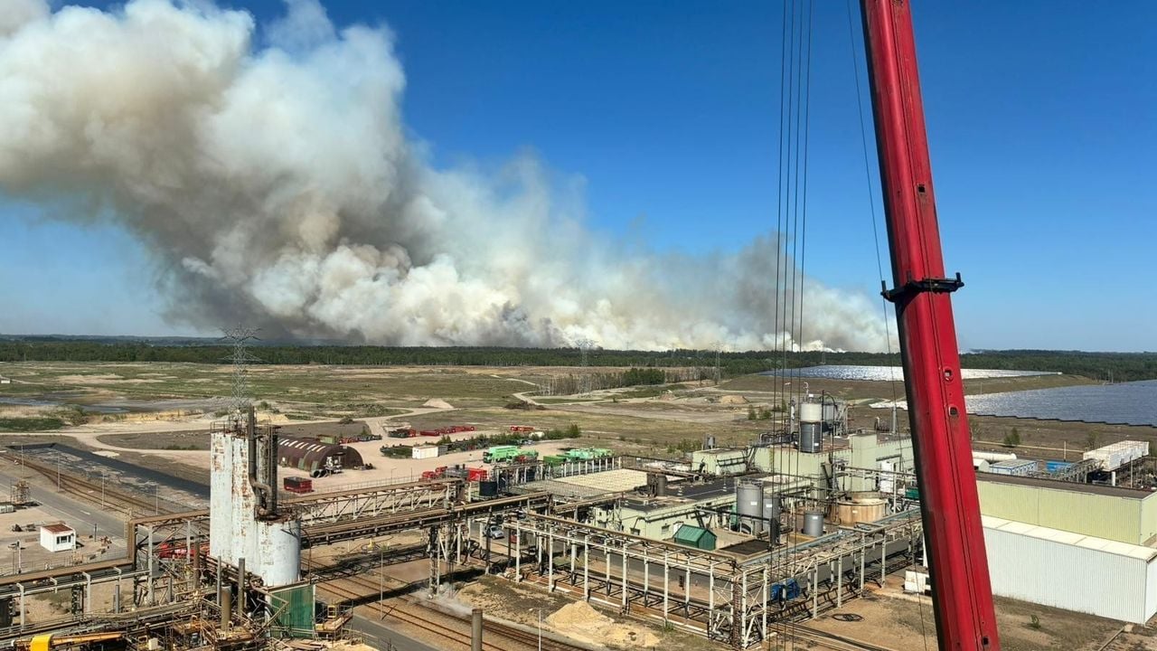 De brand in Weert en Budel is vanaf grote afstand te zien (foto: Kempen Airport)