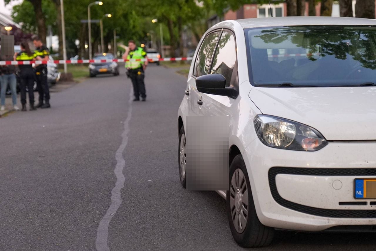 De politie doet onderzoek naar het ongeluk (foto: Harrie Grijseels / Persbureau Heitink).