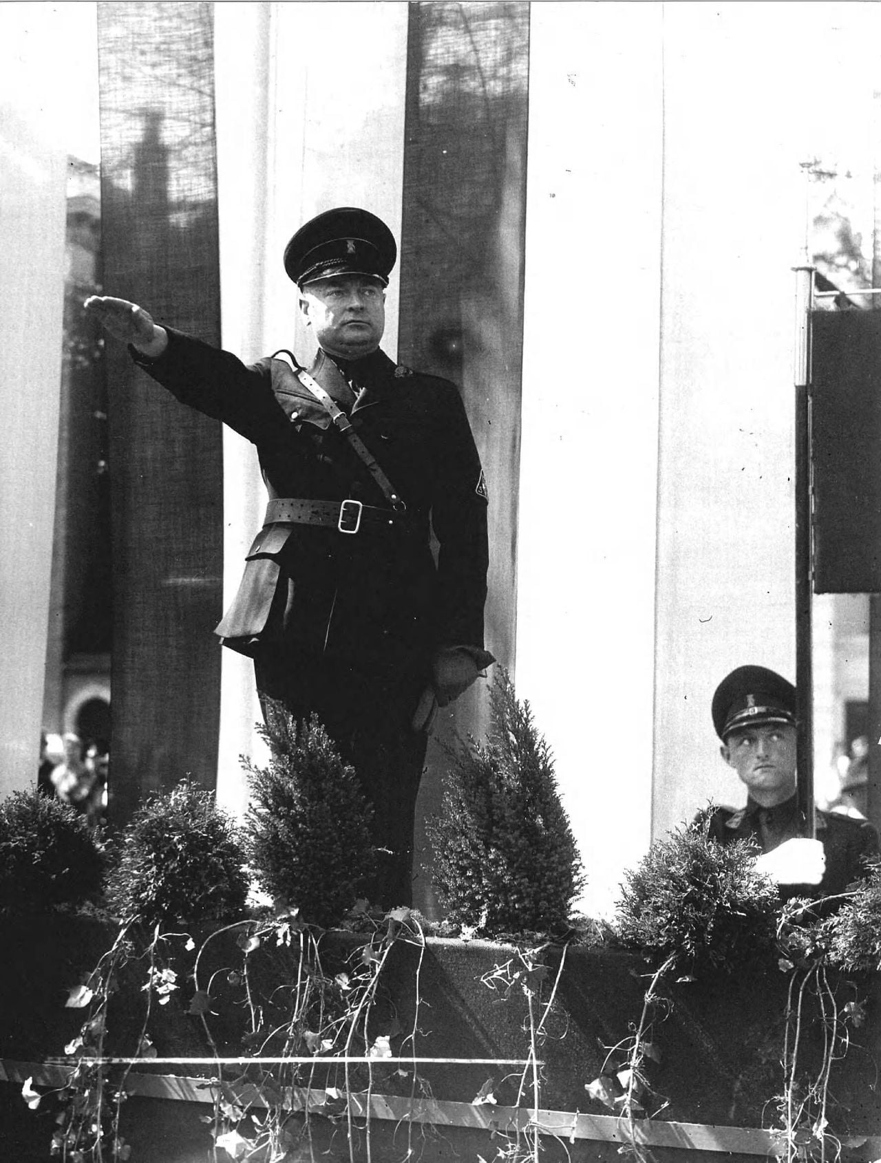 Anton Mussert brengt de Hitlergroep tijdens een defilé in 1941 (foto: Nationaal Archief)