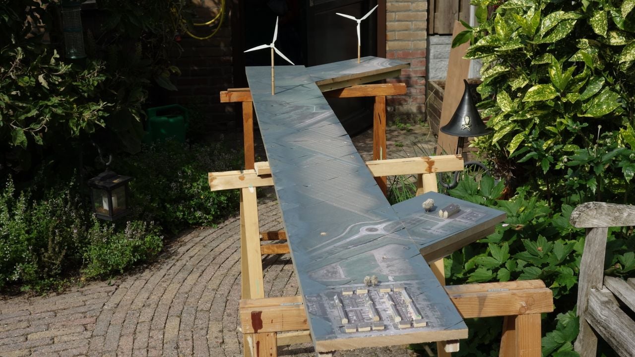Rinus bouwde een maquette van Energiepark A59 in zijn tuin (foto: Rinus Damsteegt)