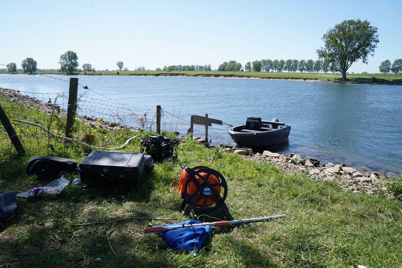 De politie zocht 's ochtends in de Maas met sonarapparatuur (foto: Bart Meesters/Persbureau Heitink).