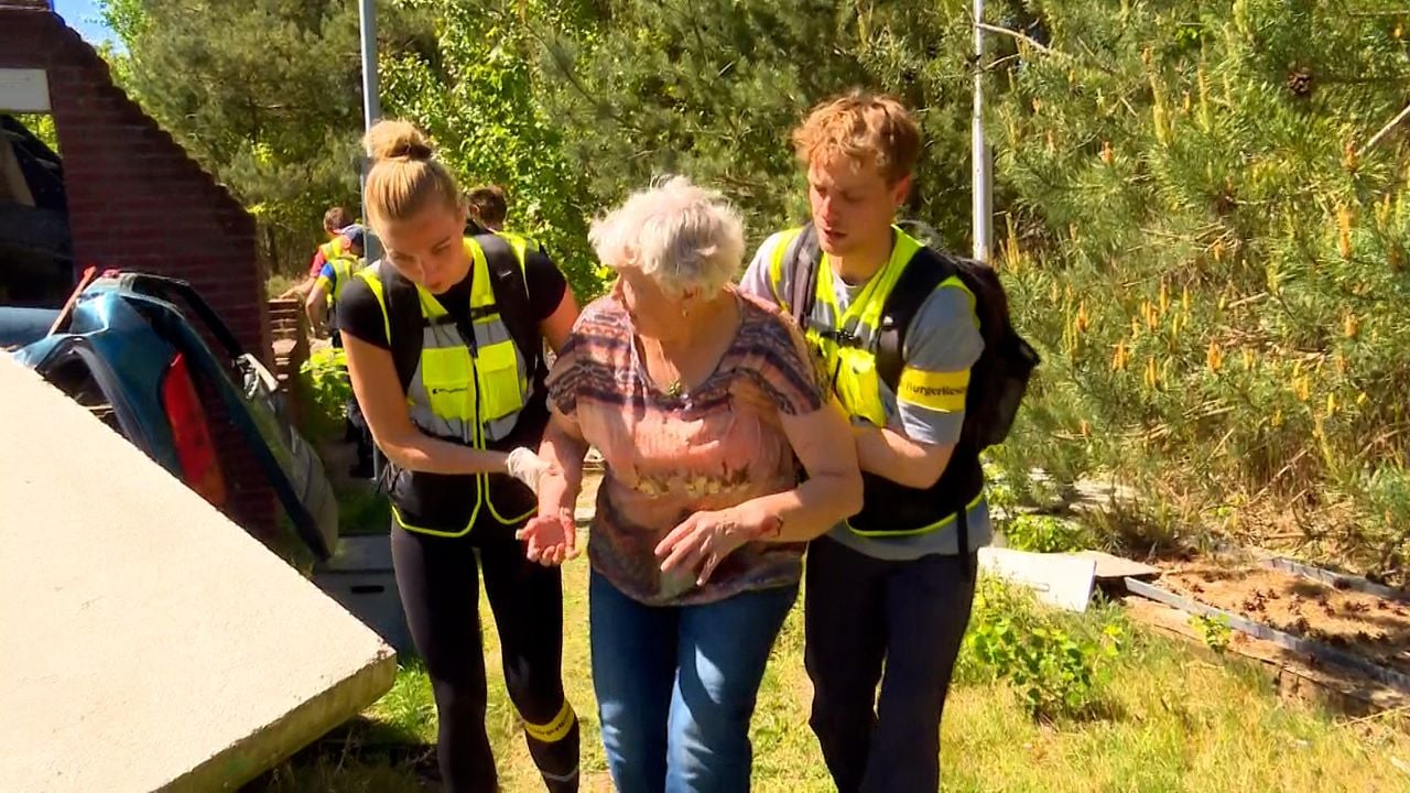 Iemand wordt geholpen tijdens de oefening.
