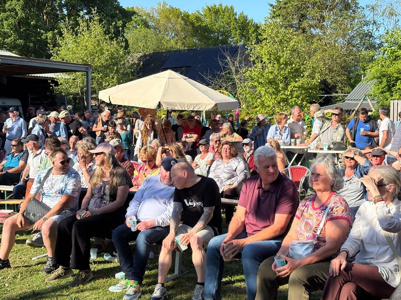 Publiek bij het verjaardagsfeestje van de Veulpoepers.