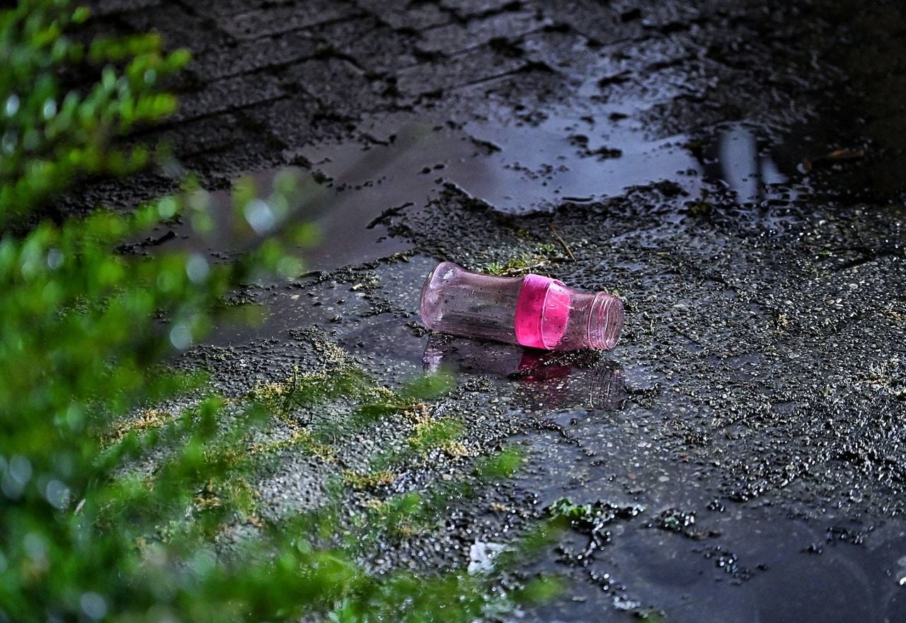 Bij de uitgebrande bestelbus werd een flesje aangetroffen.