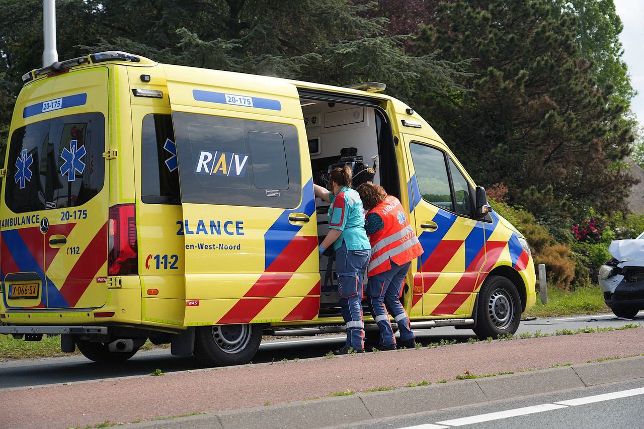 Automobiliste gewond nadat ze achter op auto botst (foto: Jeroen Stuve / Persbureau Heitink).