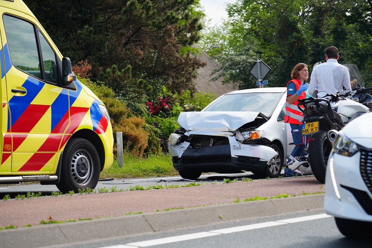 Automobiliste gewond nadat ze achter op auto botst (foto: Jeroen Stuve / Persbureau Heitink).