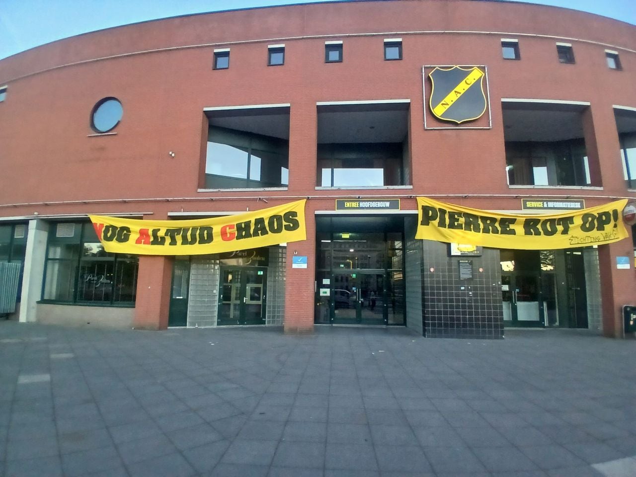 Supporters hingen spandoeken op bij het Rat Verlegh Stadion.