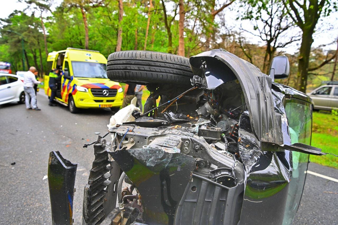 Omstanders schieten te hulp bij ongeval in Waalre (foto: Rico Vogels / Persbureau Heitink).