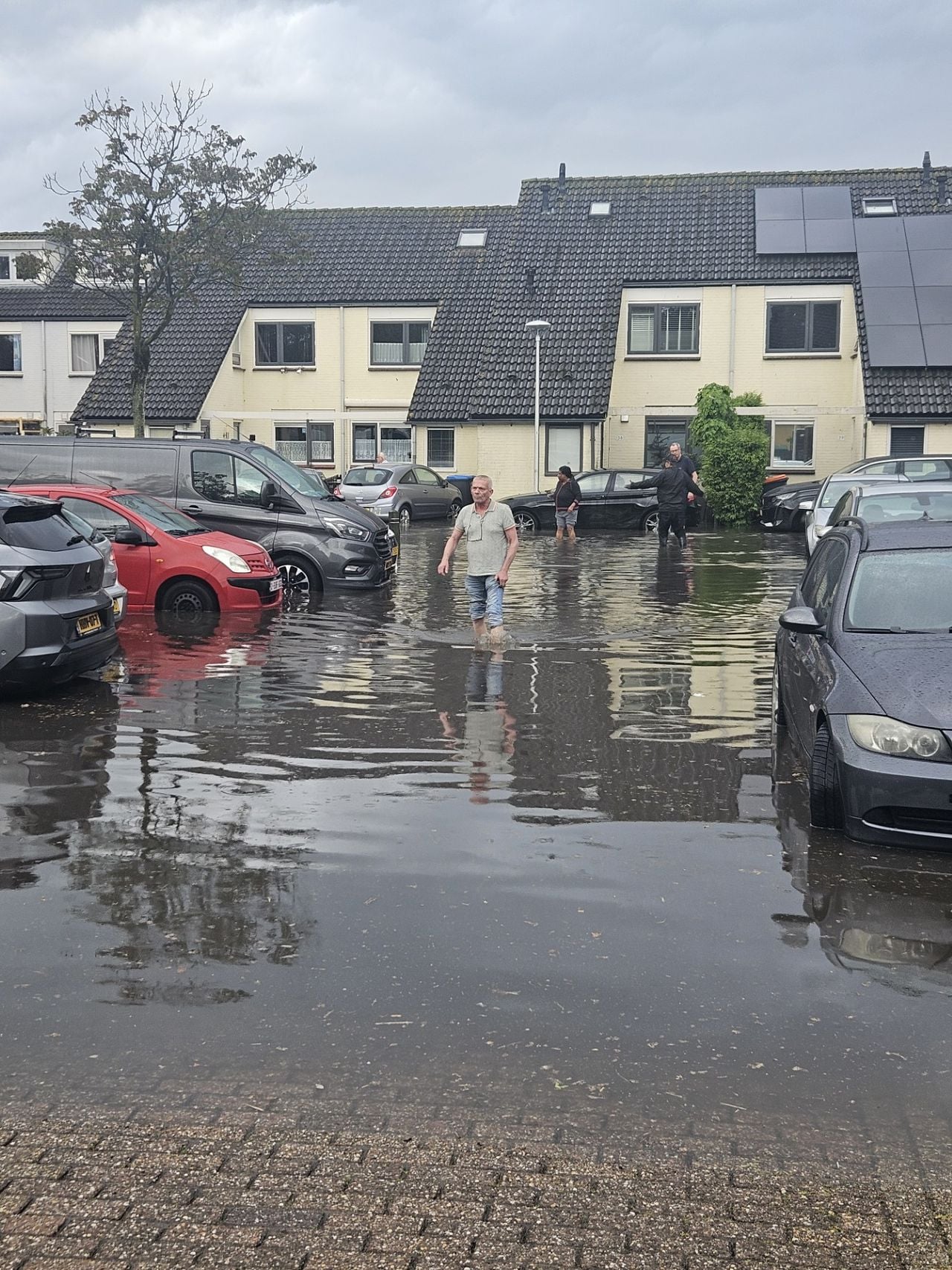 Wateroverlast in Bergen op Zoom aan Hof van Valkenburg.