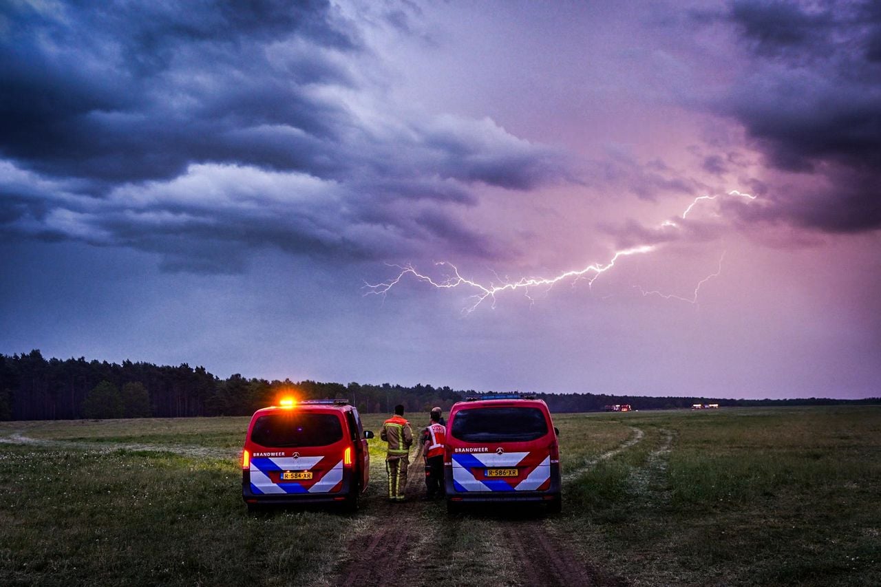 Het onweer bij de bosbrand bij Budel (foto: SQ Vision).