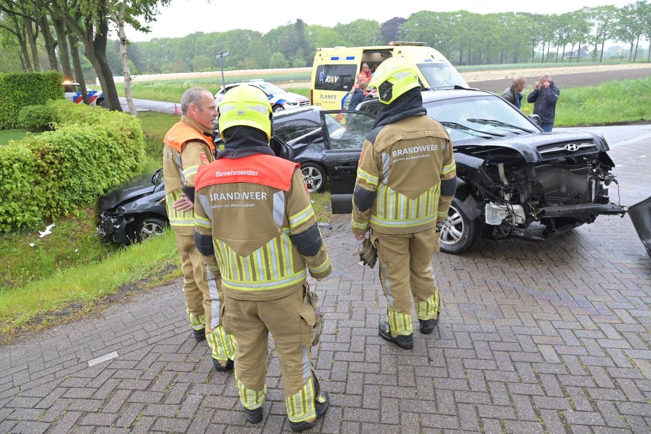 Twee personen zijn nagekeken in de ambulance (foto: Perry Roovers / Persbureau Heitink).