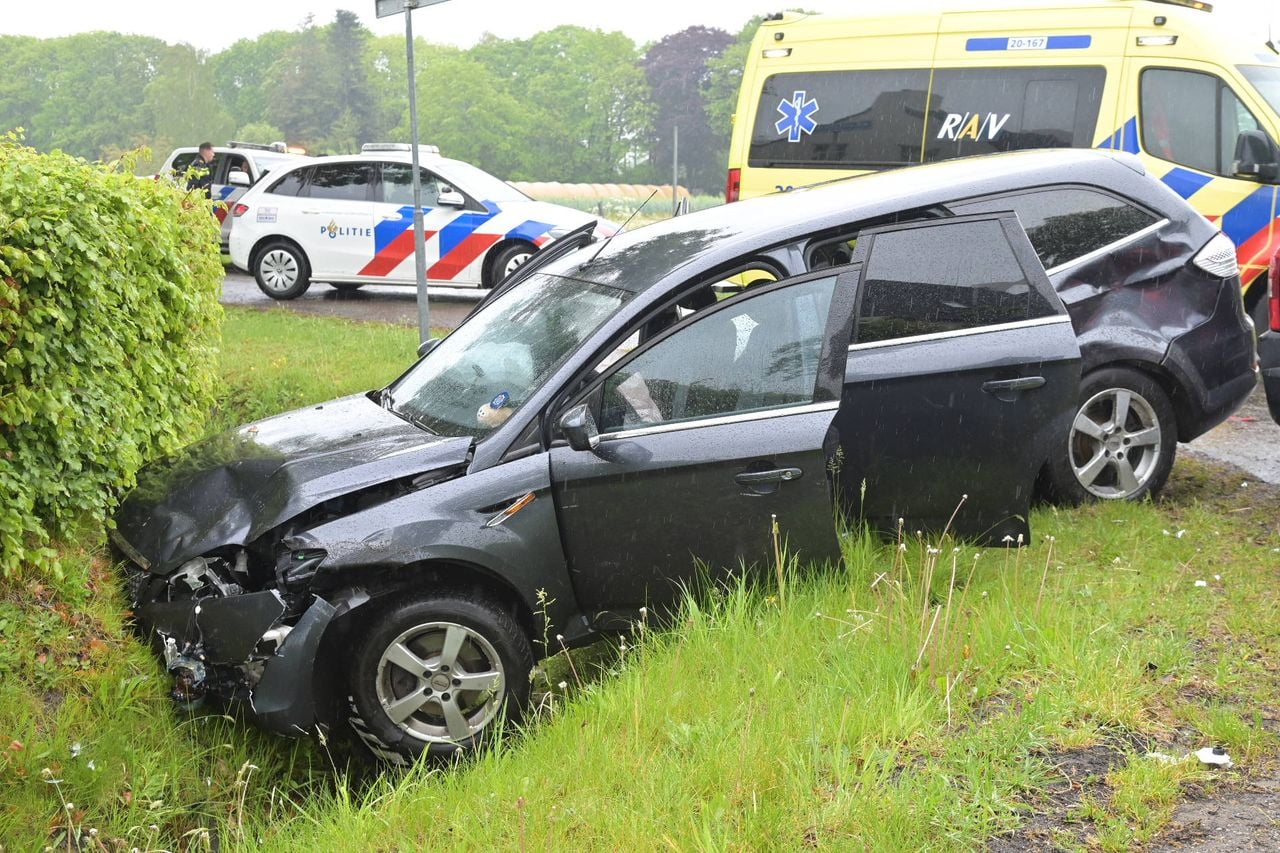Een auto belandde in de sloot (foto: Perry Roovers / Persbureau Heitink).