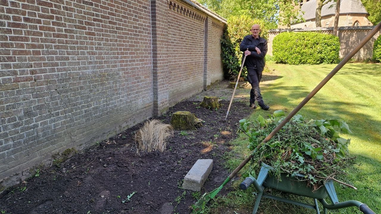 Marco is druk bezig in de oude kloostertuinen (foto: Tom Berkers).