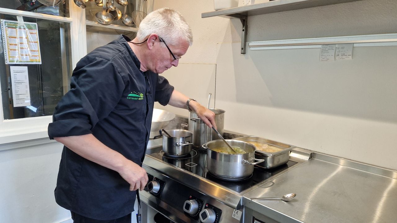 Mark in de keuken van de kloosterkapel (foto: Tom Berkers).