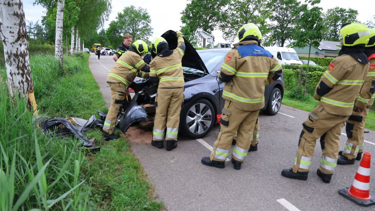 Tesla botst tegen boom (foto: Addy smits / Persbureau Heitink).