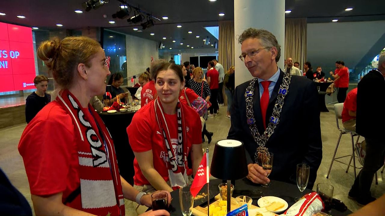 Jeroen Dijsselbloem heft een glaasje champagne op de dames. (Foto: Omroep Brabant.)