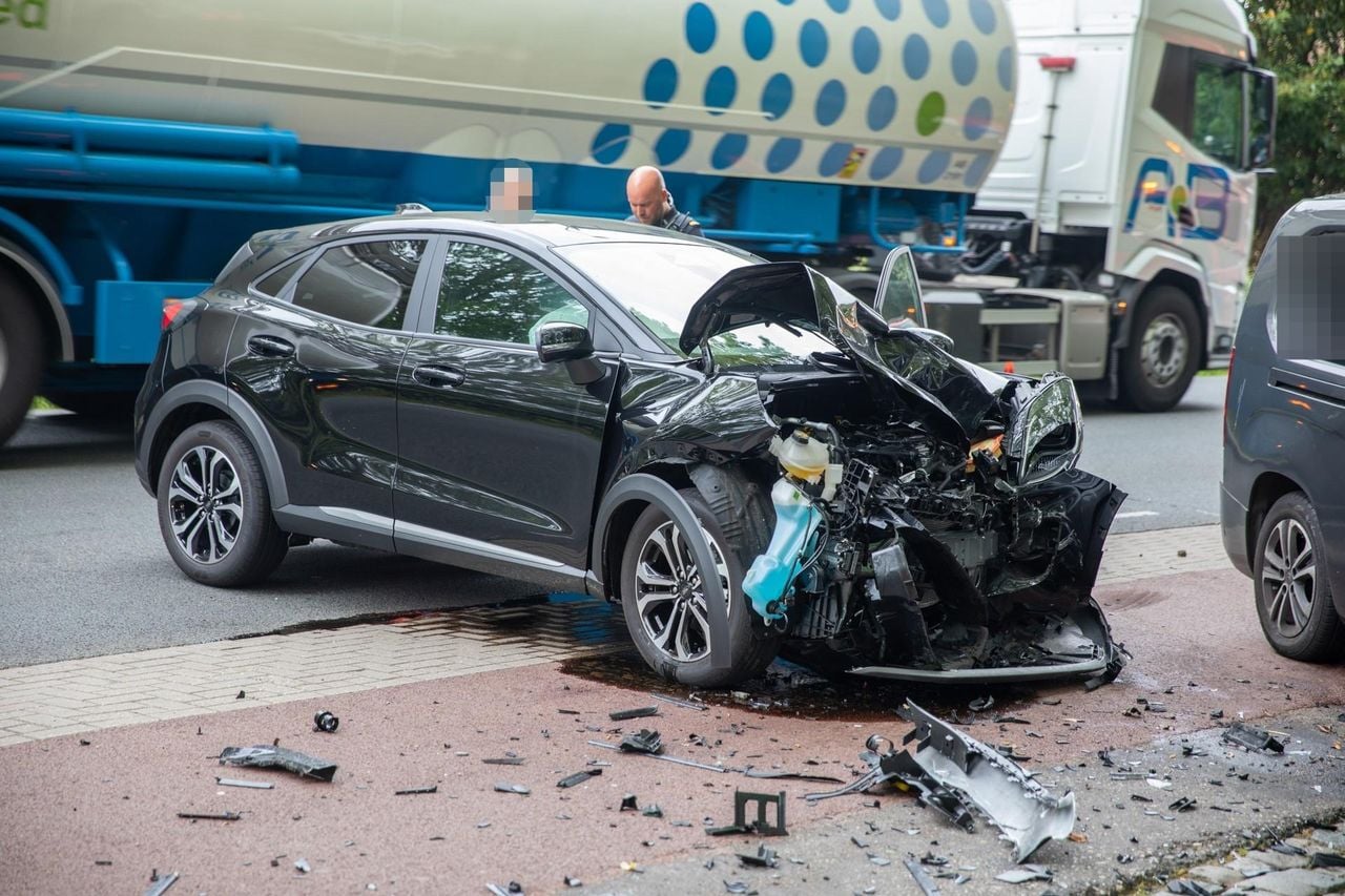 De schade aan de auto's is flink (foto: Christian Traets / Persbureau Heitink).