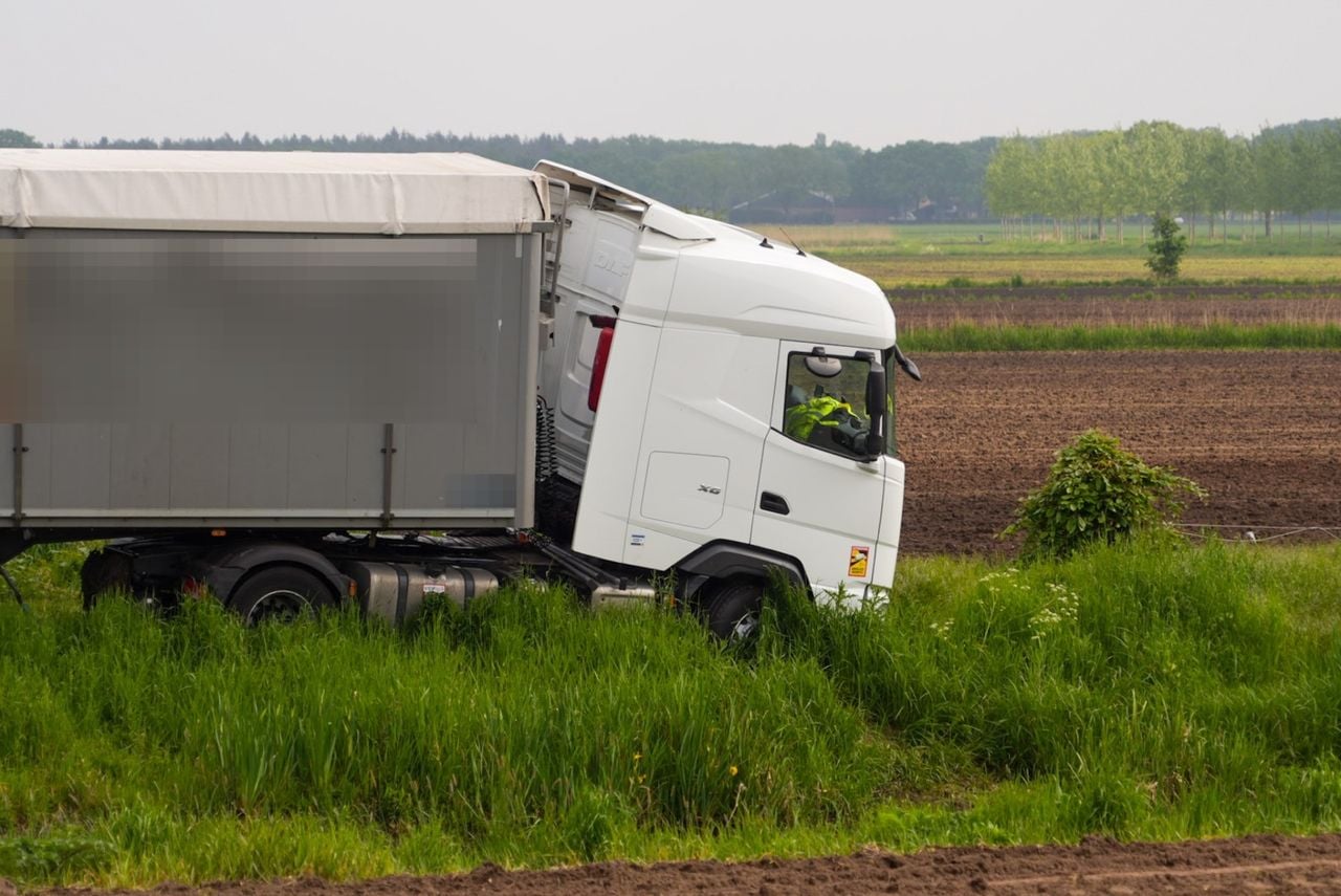 De chauffeur moet wachten op een bergingsbedrijf (foto: Harrie Grijseels / Persbureau Heitink).