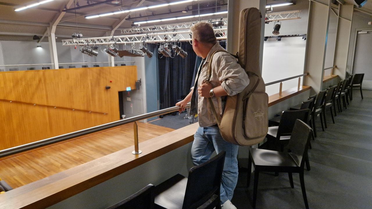 Stan in de zaal in Nistelrode waar hij over een jaar mag optreden (foto: Tom Berkers).