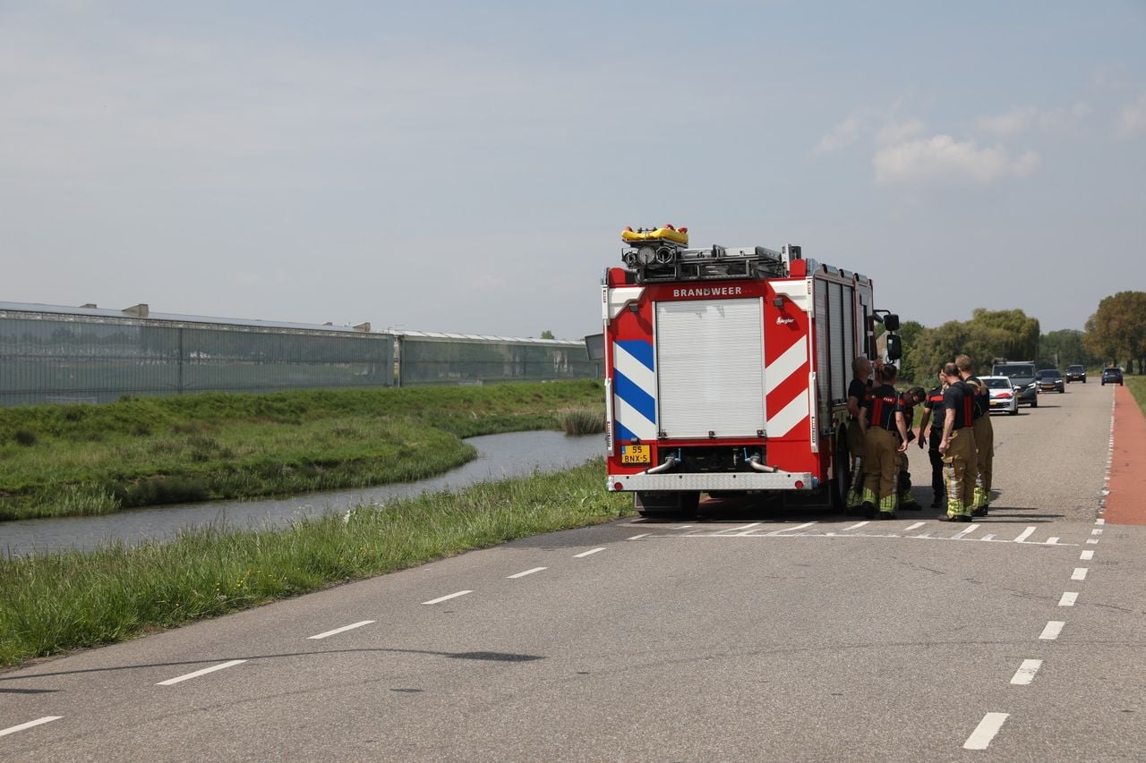 De brandweer heeft de band uit het water gehaald (foto: Christian Traets / Persbureau Heitink).