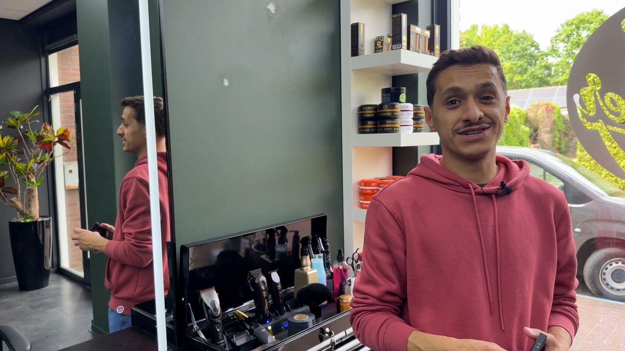 Vol trots laat Omar zijn eigen kapperszaak in het centrum van Leende zien (foto: Wilco Zonneveld).
