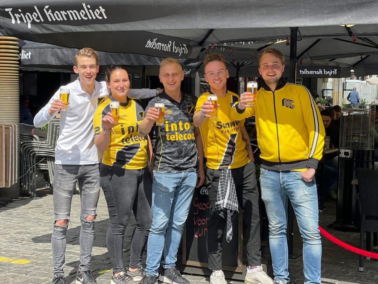 Kroegeigenaar Sem van Mook (geheel rechts) is met zijn personeel erg NAC-minded (foto: Sem van Mook).