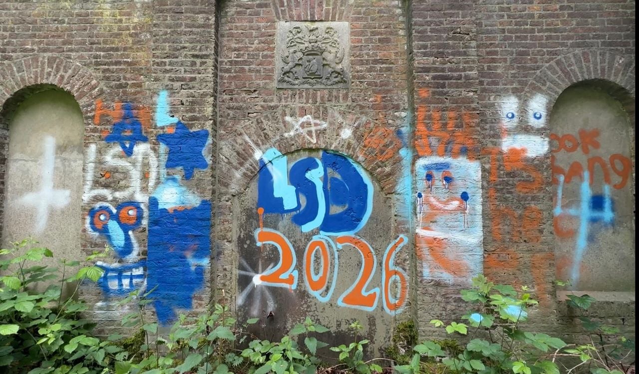 Teksten op de grafkelder en in het midden boven het familiewapen 