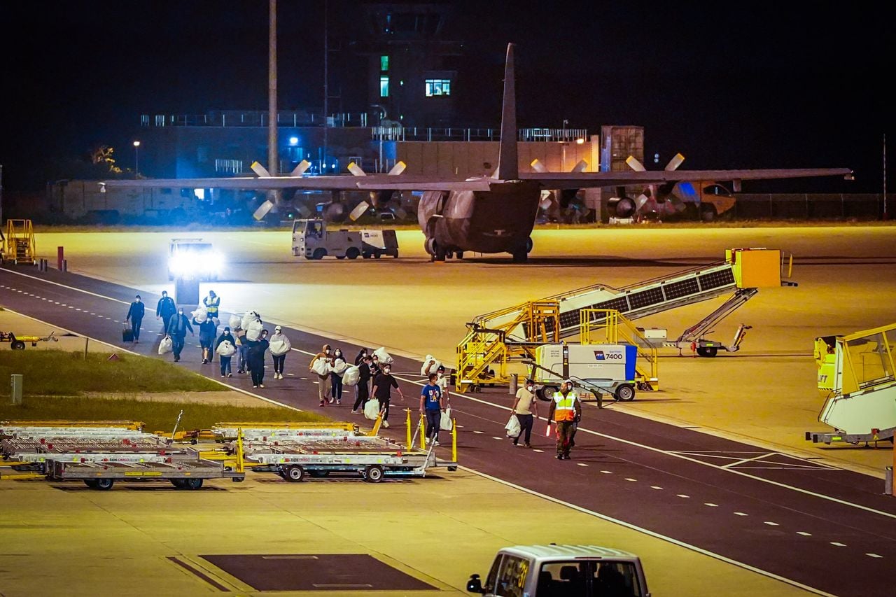 De toeristen verlaten het repatriëringsvliegtuig in Eindhoven (foto: SQ Vision).