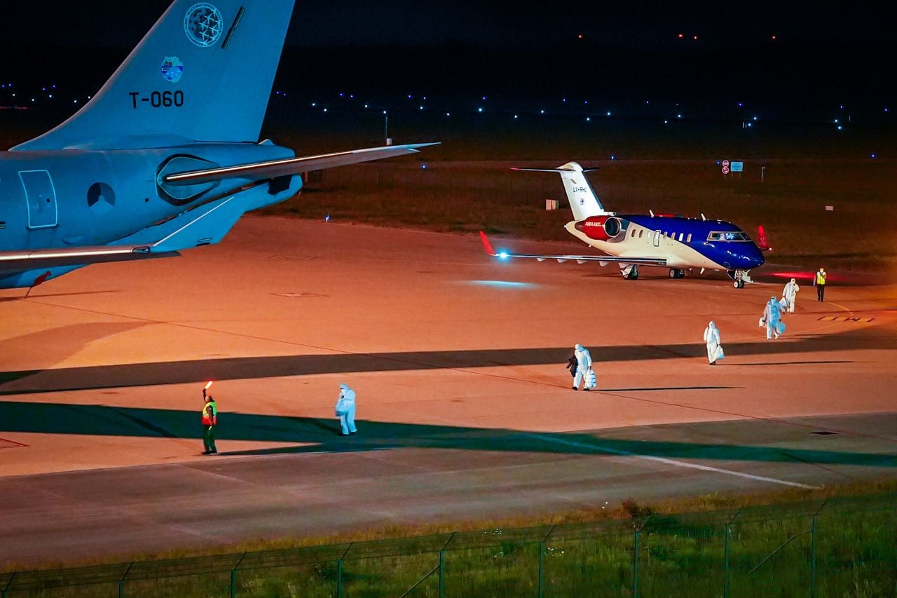 De toeristen verlaten het repatriëringsvliegtuig in Eindhoven (foto: SQ Vision).