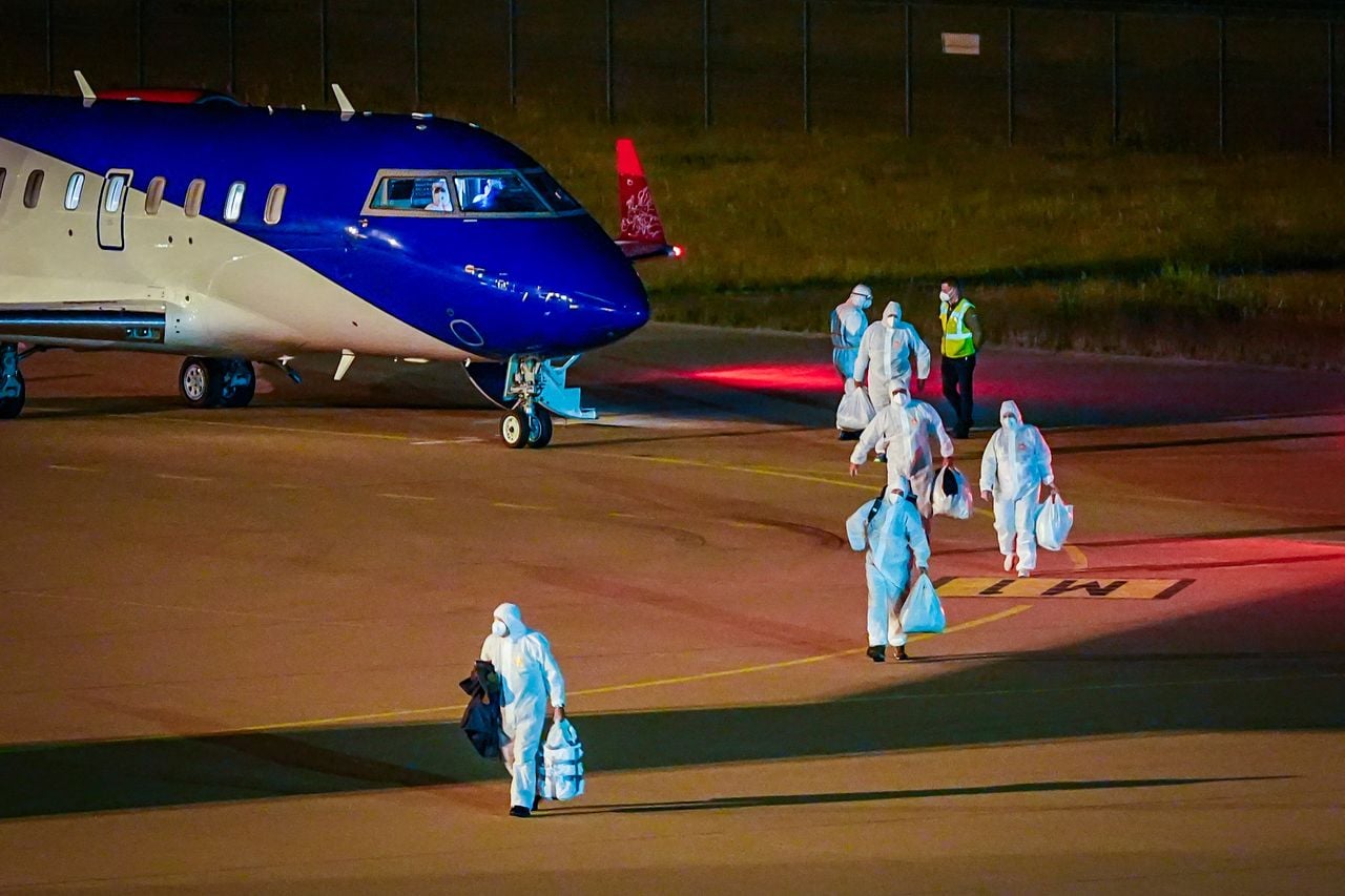 De toeristen verlaten het repatriëringsvliegtuig in Eindhoven (foto: SQ Vision).