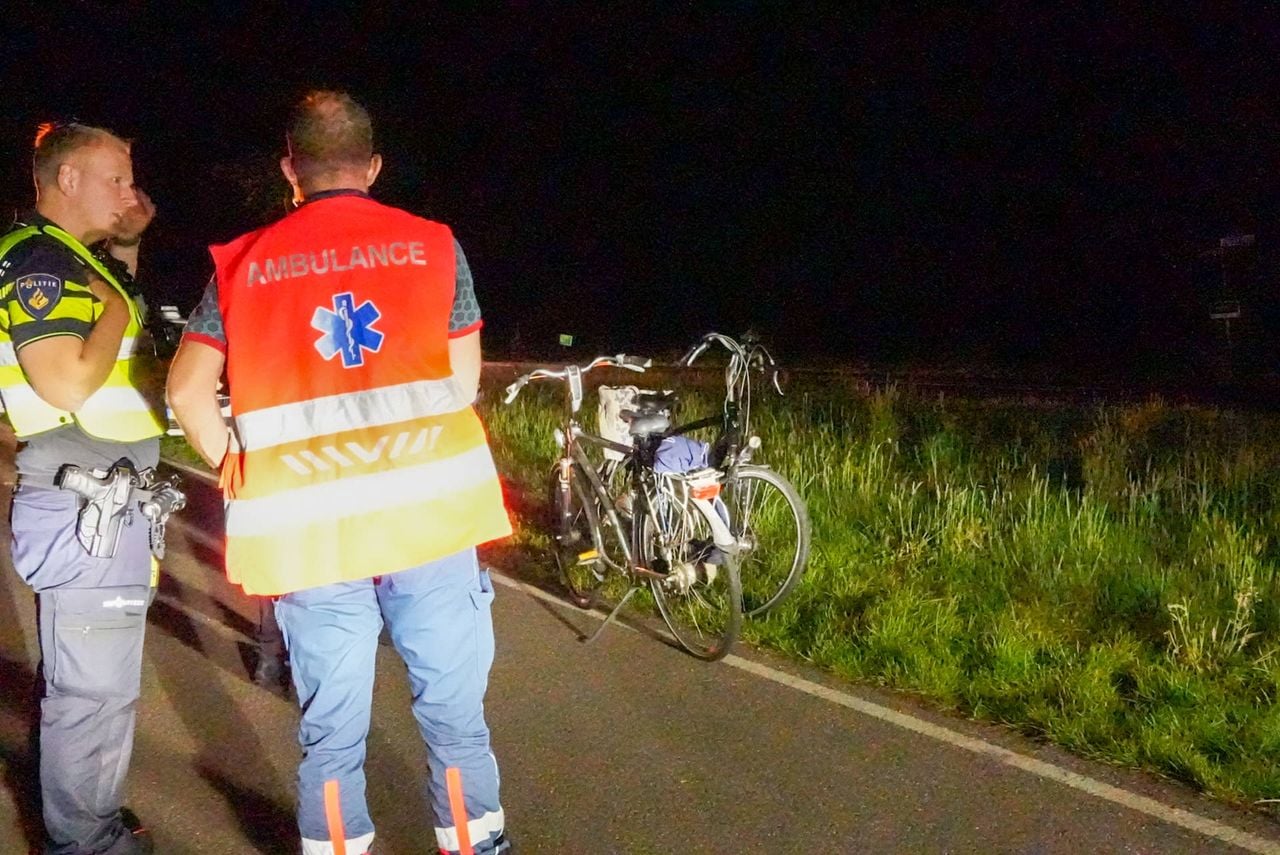 het slachtoffer kwam frontaal in botsing met een andere fietser op de Beekseweg in Gemert (foto: Harrie Grijseels/Persbureau Heitink).