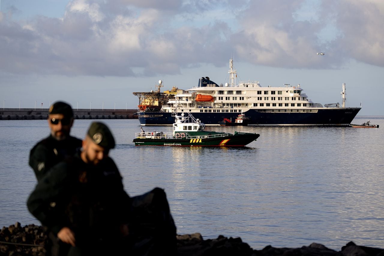 De Hondius komt zondagochtend vroeg aan in een haven op het Spaanse eiland Tenerife, vanuit daar gaat een groep van 29 opvarenden op een vlucht richting Eindhoven. (Foto: ANP / Ramon van Flymen.)