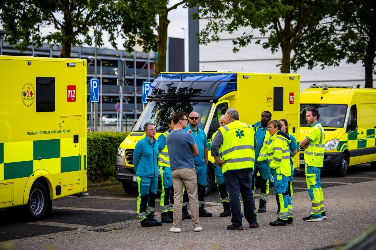 Ook Belgische ambulances staan klaar bij de vliegbasis Eindhoven voor de aankomst van de opvarenden van de Hondius. (Foto: ANP / Rob Engelaar.)