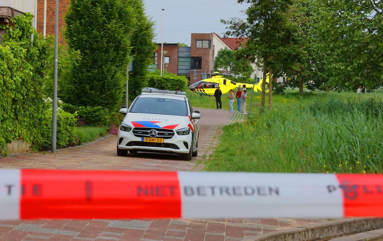 Vanwege de ernst van de situatie kwam onder meer een traumaheli naar Rosmalen (foto: Bart Meesters/Persbureau Heitink).