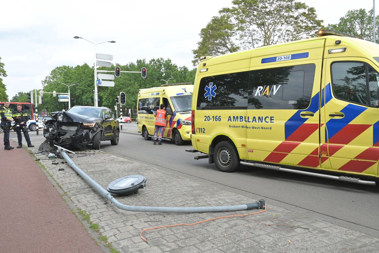 Auto botst tegen lantaarnpaal op Wilhelminasingel in Breda (foto: Perry Roovers / Persbureau Heitink) 