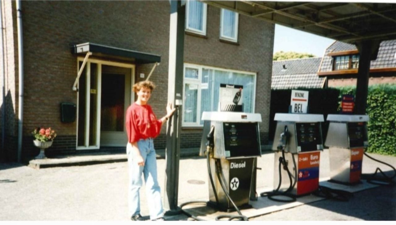 Monique bij de oude benzinepomp voor het huis in Diessen (privéfoto).