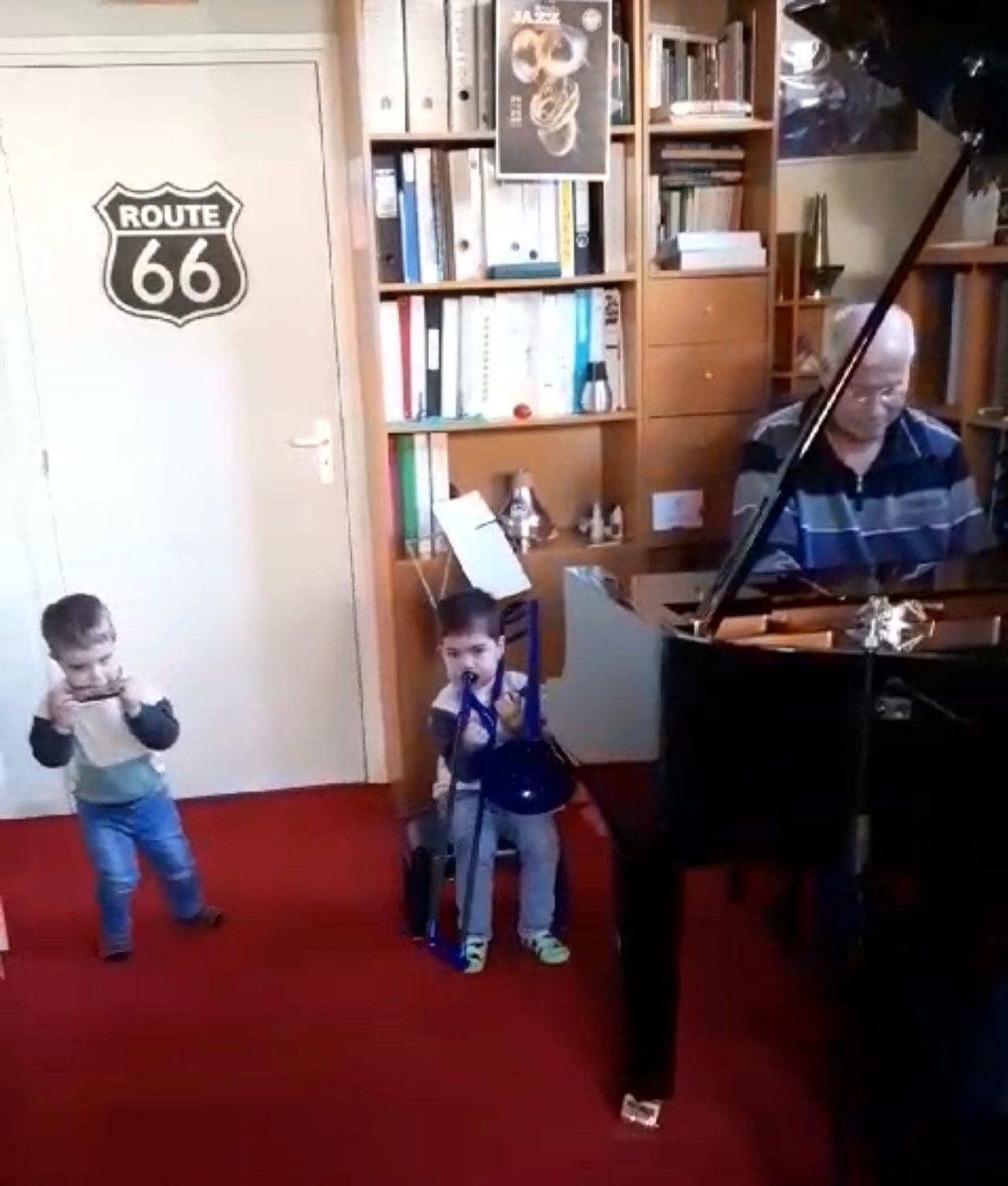Harry Kanters maakt muziek met zijn kleinkinderen (foto: Harry Kanters).