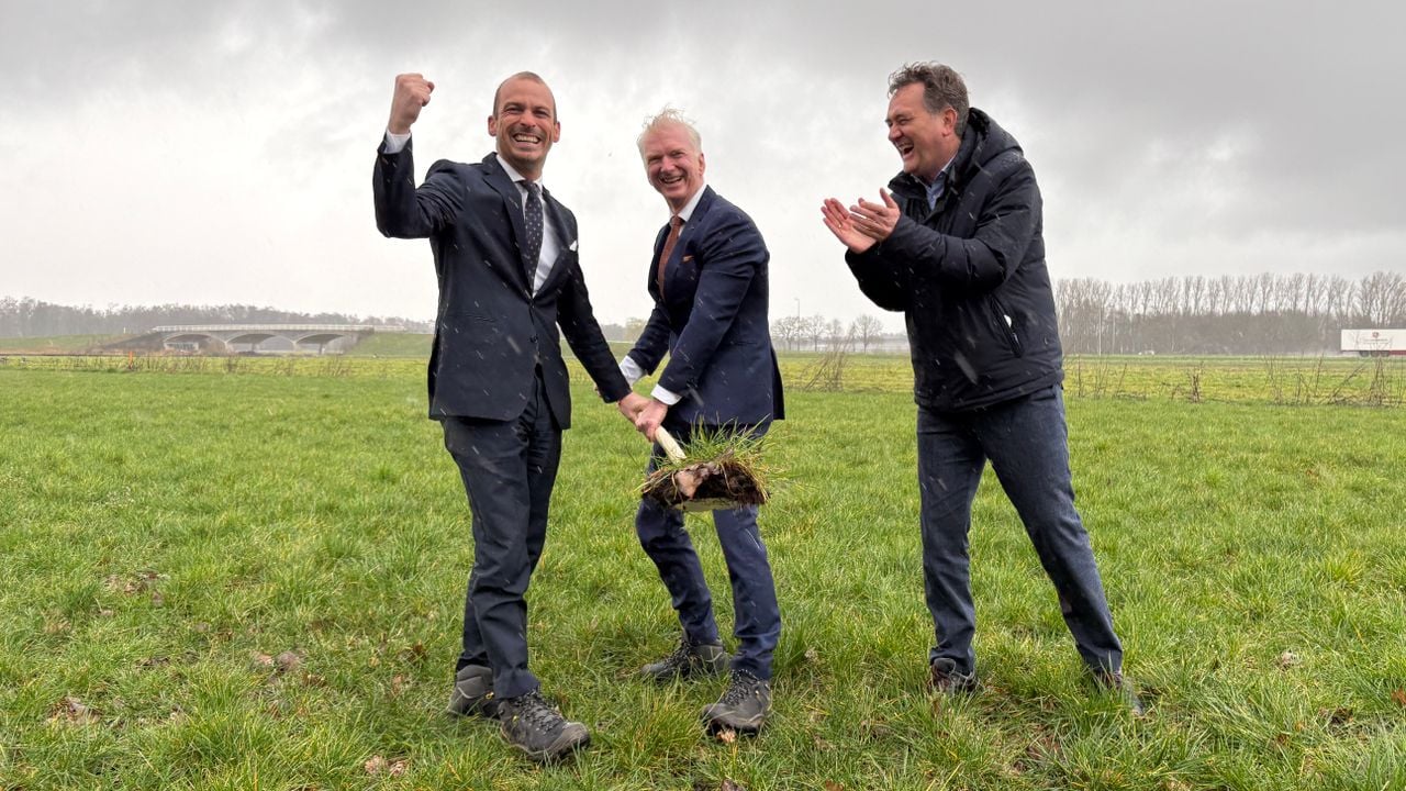 Wethouder Stijn Steenbakkers (links), wethouder Robert Strijk (midden) en Frank Heemskerk van ASML (rechts). Foto: Rogier van Son