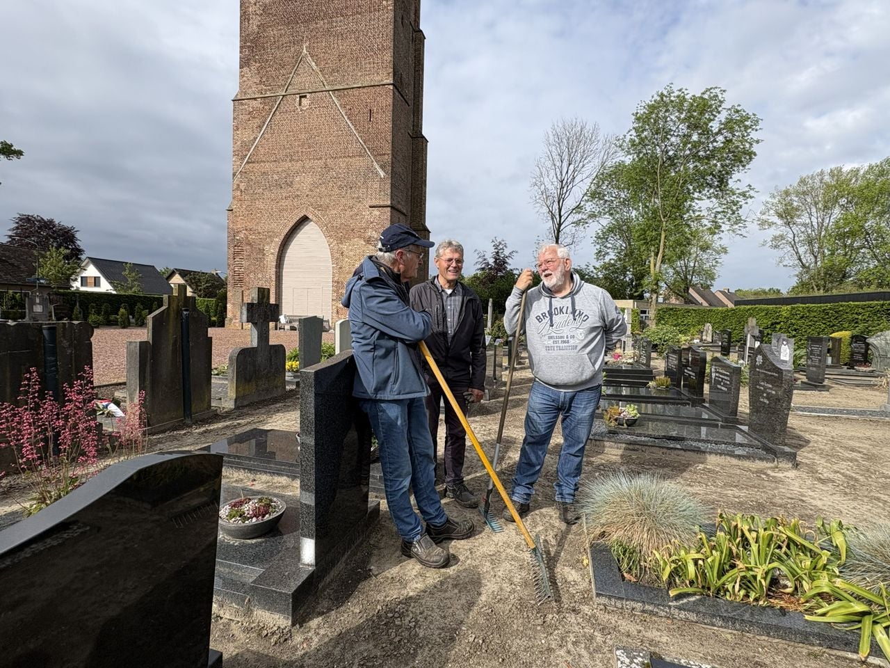 Even buurten is een belangrijke aspect van het vrijwilligerswerk (foto: Karin Kamp).