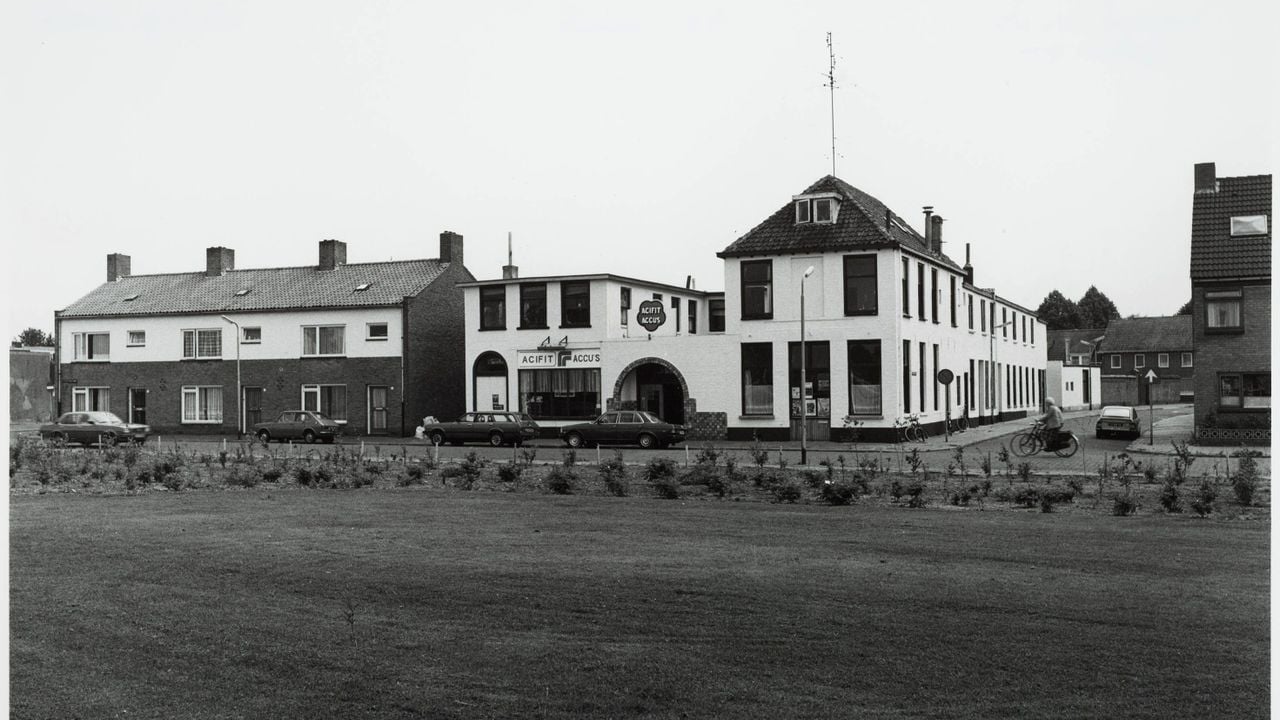 Het witte gebouw is het complex aan de Vendeliersstraat in 1981. Het rechtse pand is het studentenhuis (foto: Dré van den Bogaard/Regionaal Archief Tilburg).