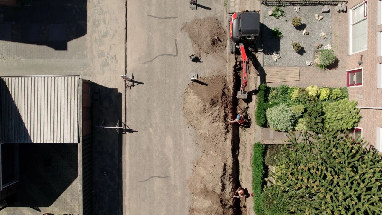 Werkzaamheden aan de waterleiding in Heesch (foto: Dtv Nieuws). 