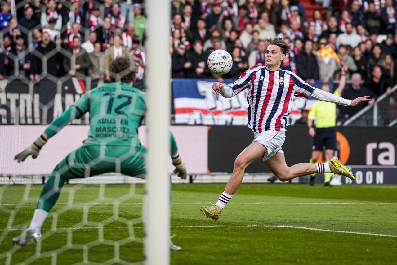 Willem II-verdediger Finn Stam gevaarlijk voor het doel van Almere City FC (foto: Tobias Kleuver / ANP).