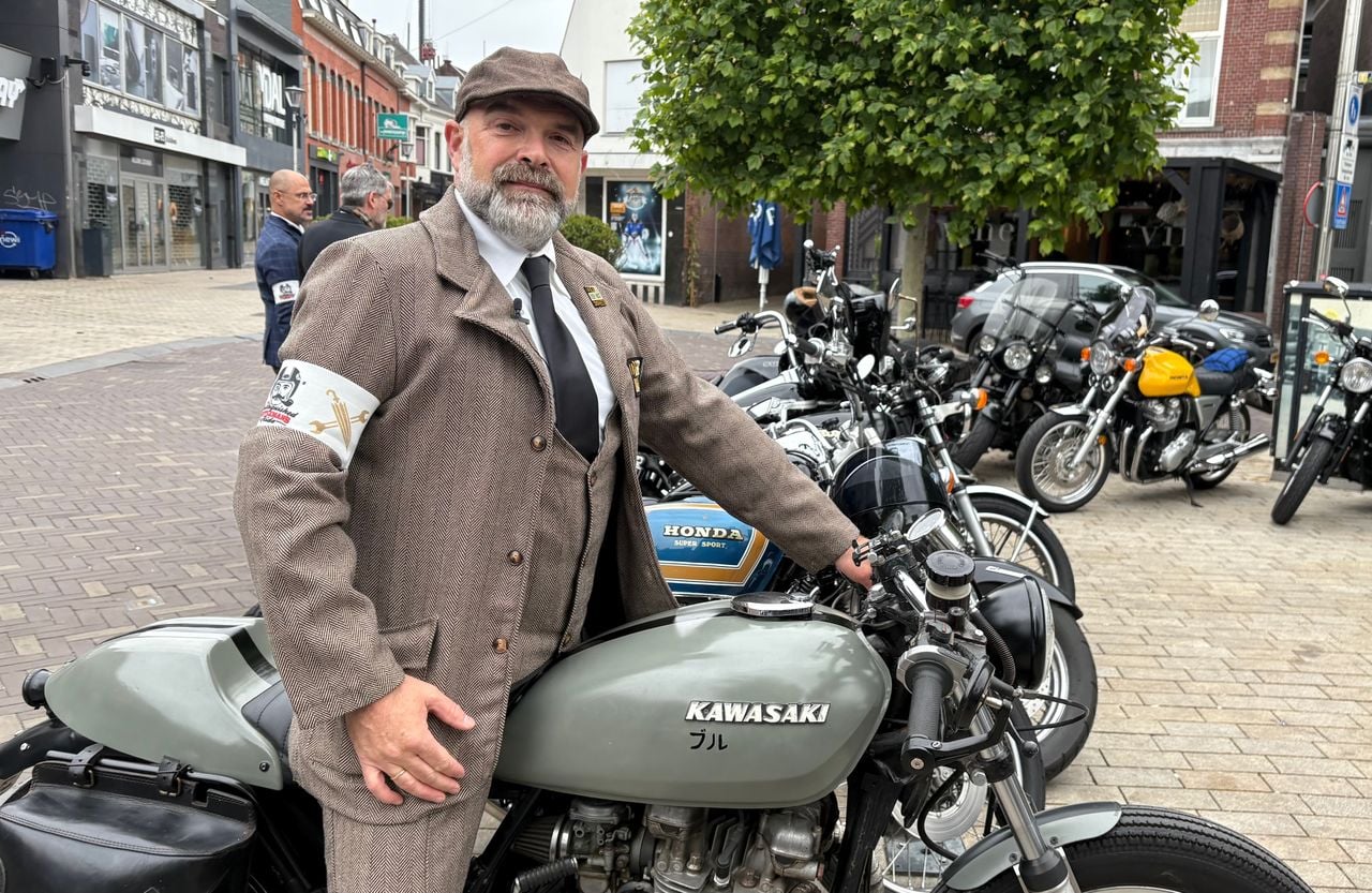 Organisator Bas Staps op zijn klassieke motor (Foto: Imke van de Laar)
