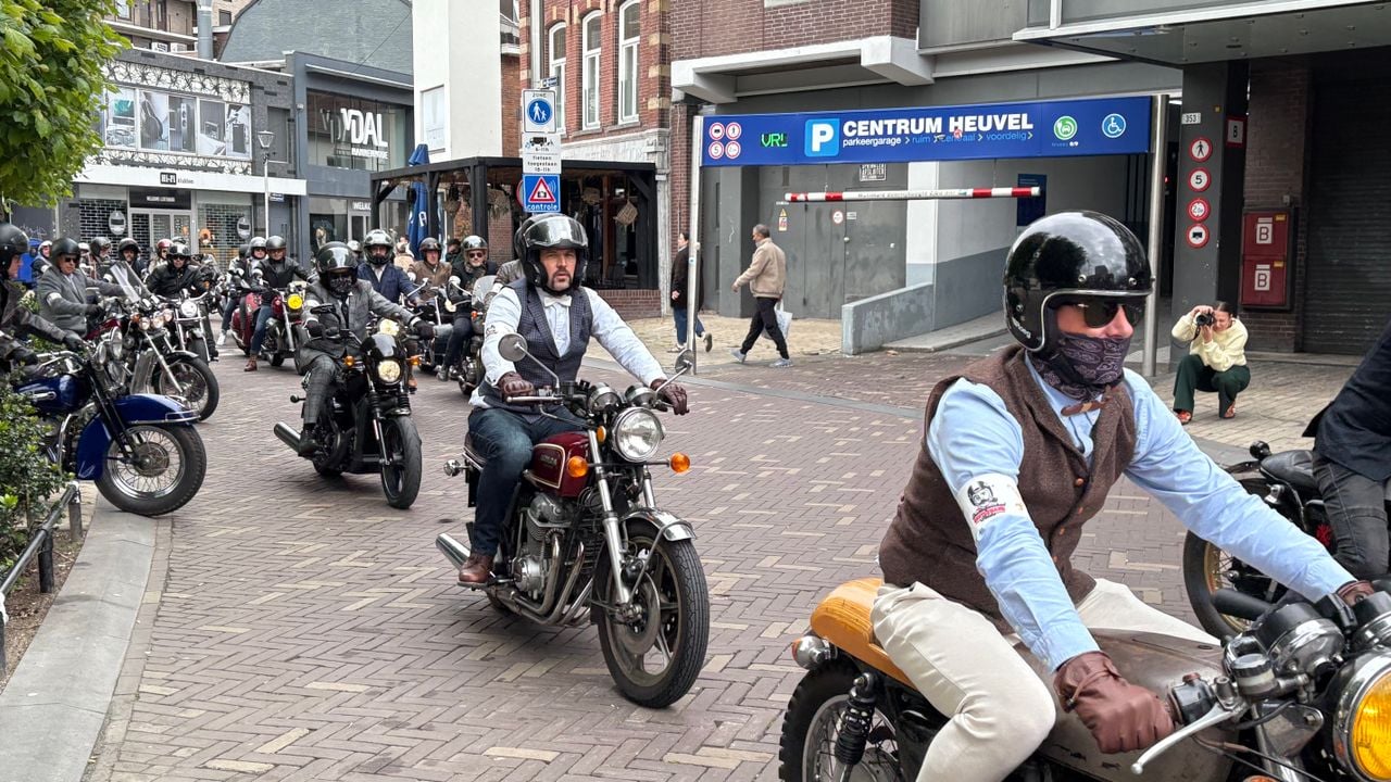 De sjieke motorrijders vertrekken vanaf het Piusplein (Foto: Imke van de Laar)