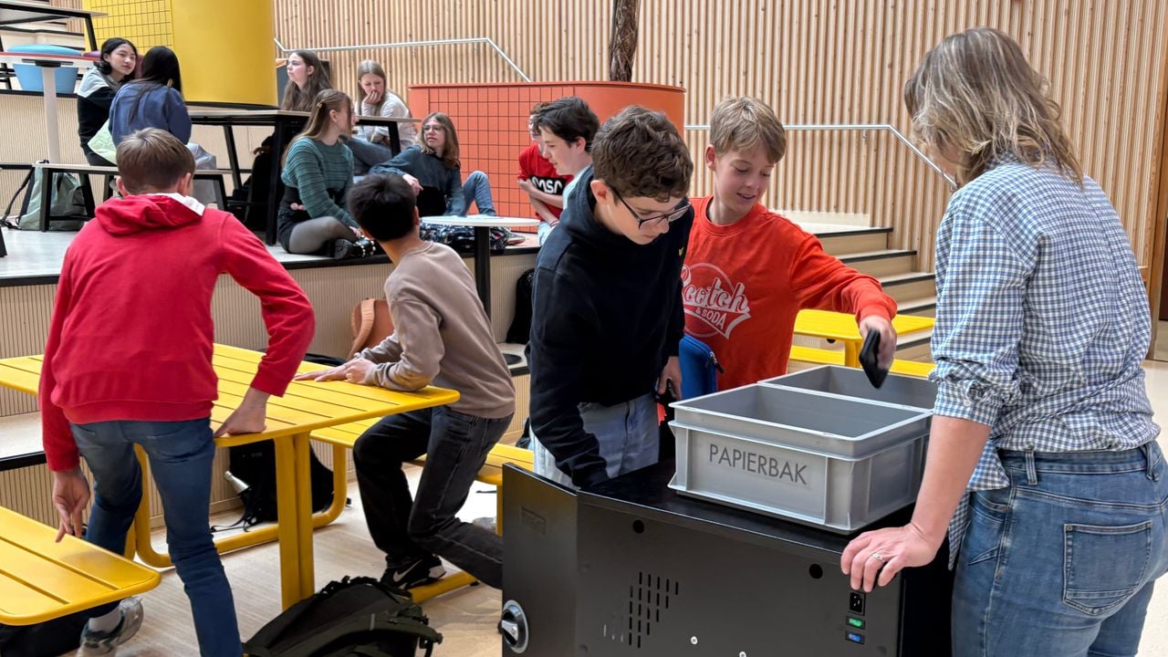 Maandagochtend leverden negentien scholieren hun mobieltje in (foto: Rogier van Son). 