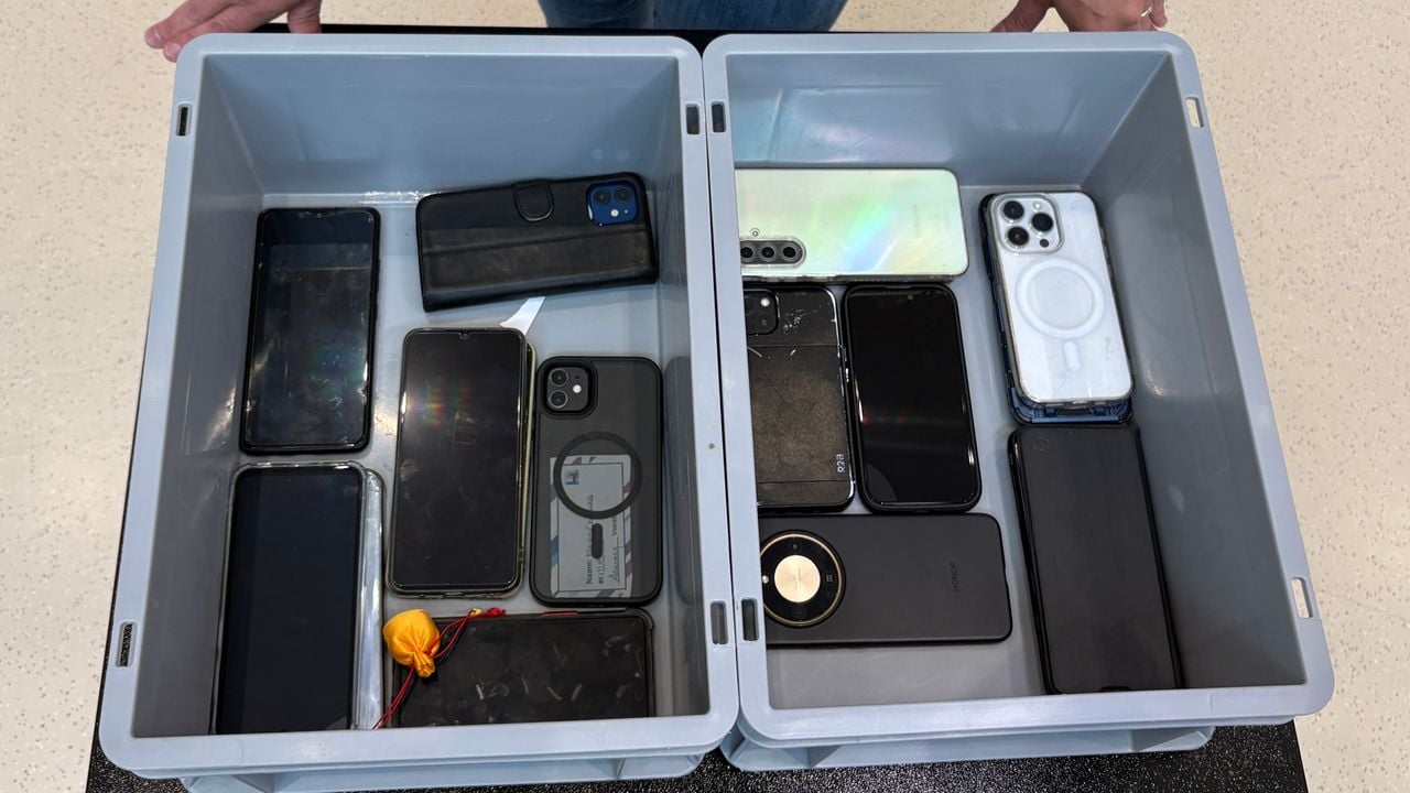 De bak met mobieltjes gaat de kluis in (foto: Rogier van Son). 