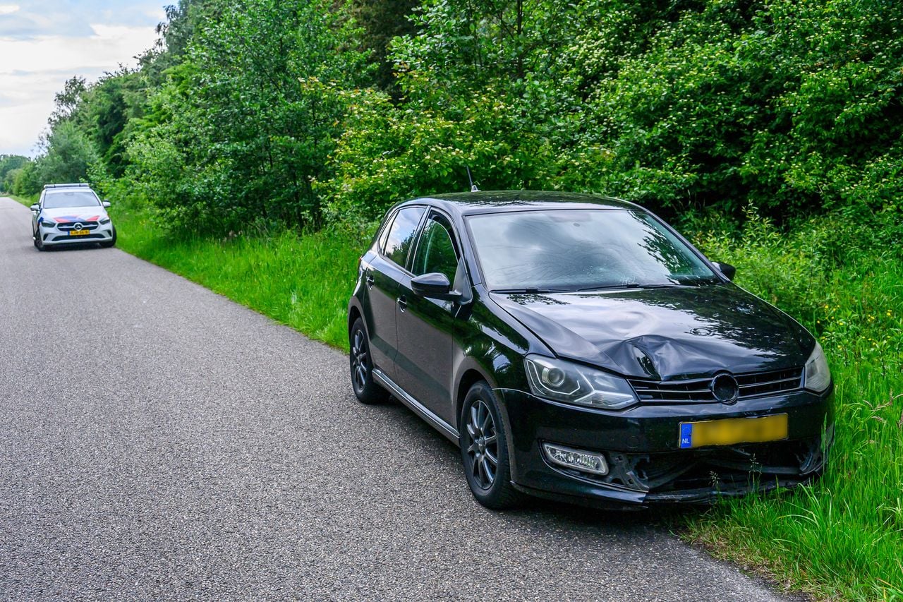 Scooterrijder botst frontaal op auto in Rijsbergen (foto: Tom van der Put / Persbureau Heitink).