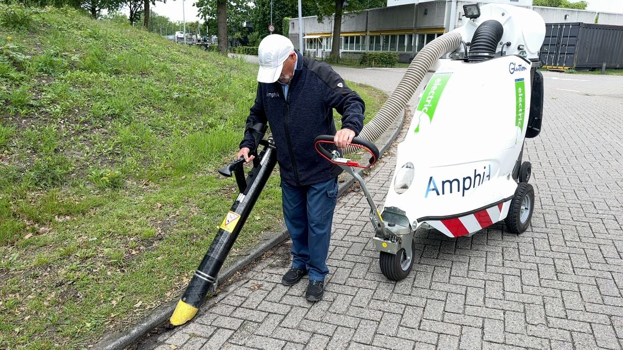 Ruud zuigt de sigarettenpeuken op. 