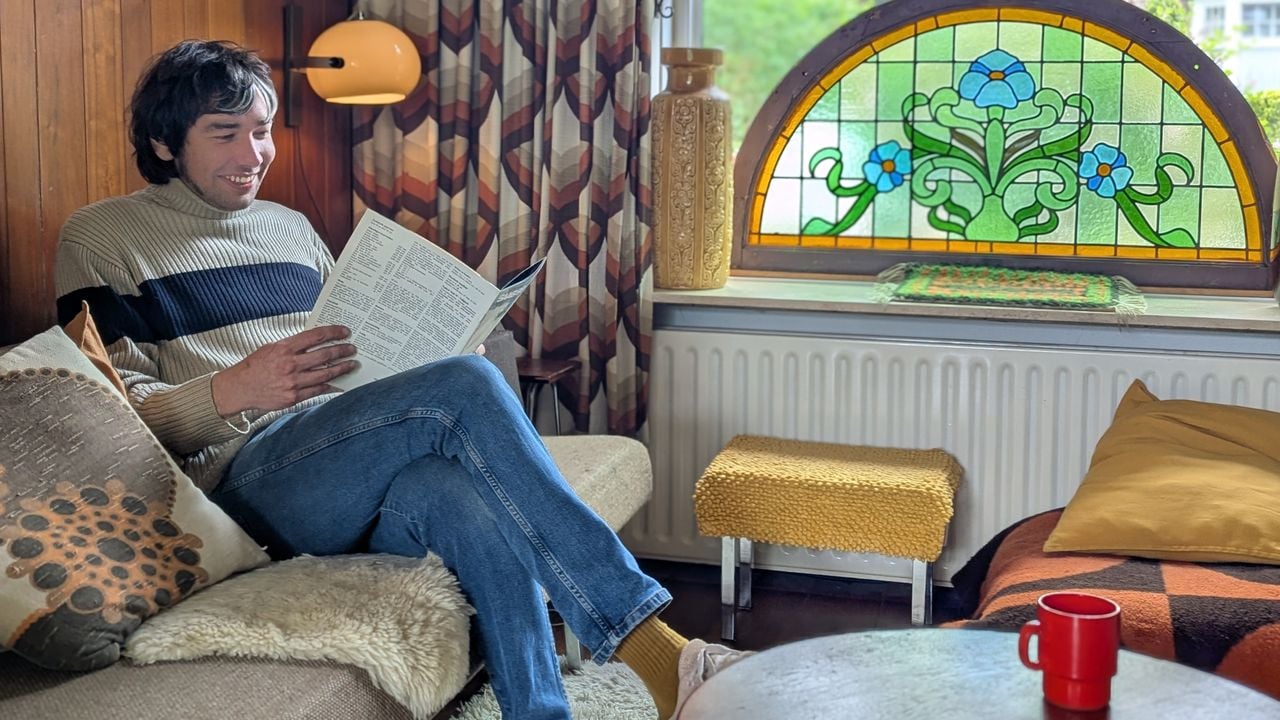 Tom leest een tijdschrift over Saab op zijn vintagebank (foto: Ferenc Triki).