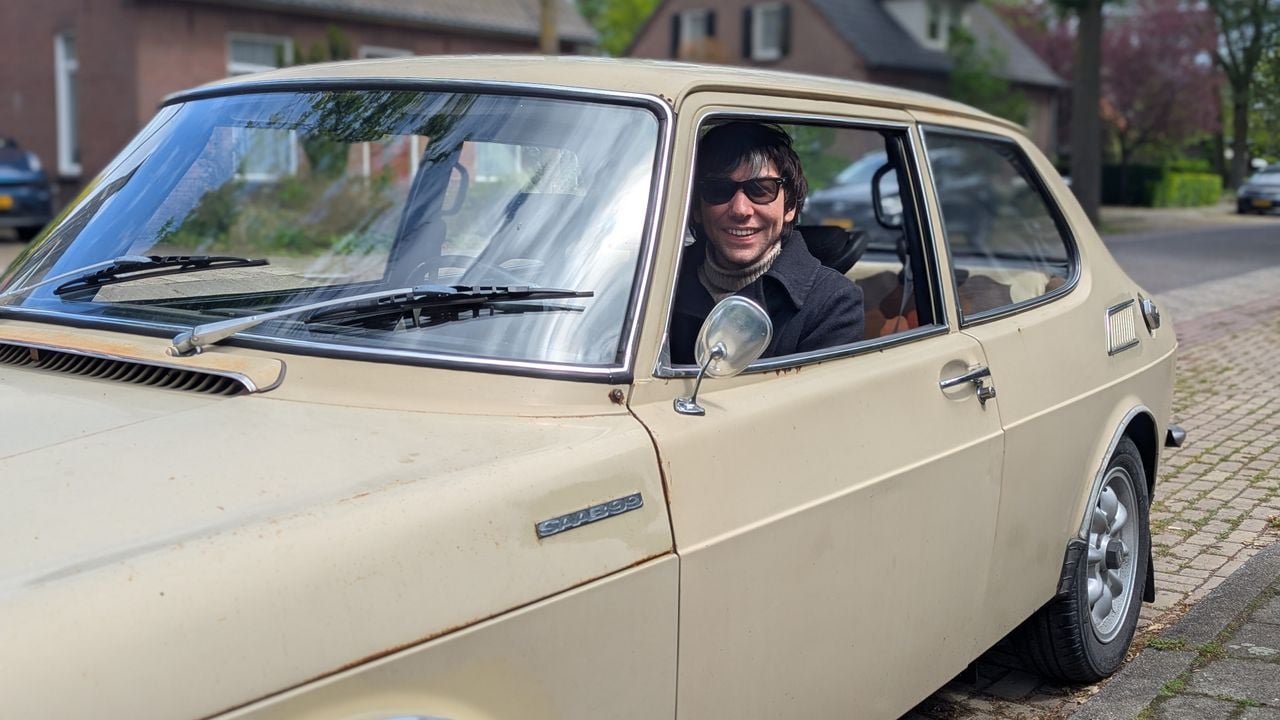 Tom met zijn Saab uit 1970 (foto: Ferenc Triki).